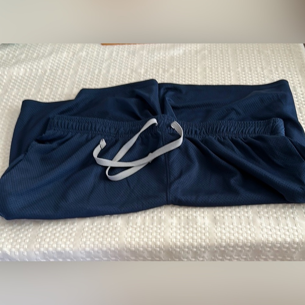 Under Armour Navy Blue Men’s Athletic Shorts Moisture-Wicking Relaxed Fit